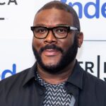 Tyler Perry aclara que estaba "reduciendo" la situación y no "reconfortando" a Will Smith después de la bofetada de los Oscar