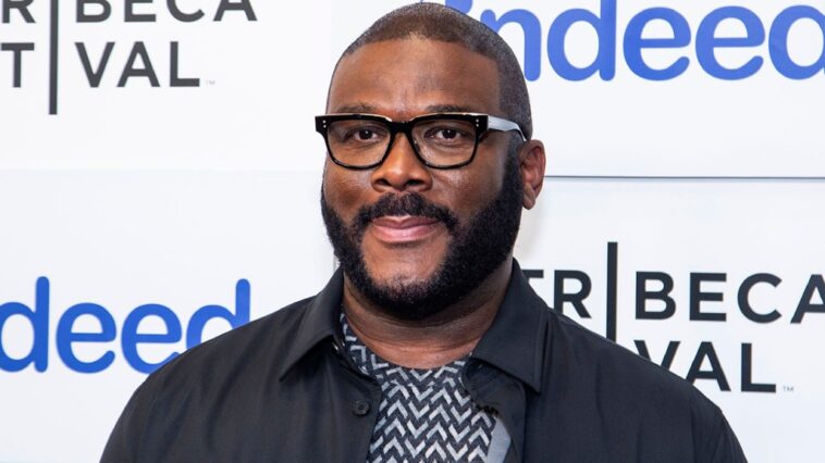 Tyler Perry aclara que estaba "reduciendo" la situación y no "reconfortando" a Will Smith después de la bofetada de los Oscar