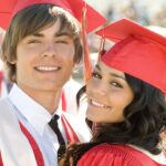 Vanessa Hudgens visitó la escuela de High School Musical con un look que a Troy Bolton le encantaría