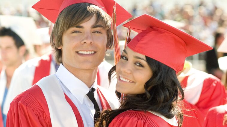 Vanessa Hudgens visitó la escuela de High School Musical con un look que a Troy Bolton le encantaría