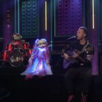 Vea a Chris Martin interpretar 'Biutyful' de Coldplay con Puppet Band the Weirdos en 'Fallon'