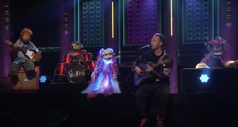 Vea a Chris Martin interpretar 'Biutyful' de Coldplay con Puppet Band the Weirdos en 'Fallon'