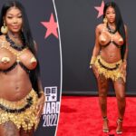 Vea el atuendo apenas visible de la alfombra roja de los BET Awards 2022 de Summer Walker