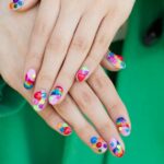 los "pop de verano" Nail-Art Trend hará que tu manicura explote de color