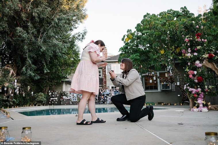 ¡Beanie Feldstein está COMPROMETIDA!  La estrella de Booksmart se casará con su novia Bonnie Chance Roberts, quien hace la pregunta en una fiesta de propuesta romántica a la que asistió el hermano Jonah Hill.