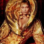¡Beyoncé está DE VUELTA!  La superestrella 'Evolving' usó un revelador vestido dorado con capucha mientras marca su regreso al mundo del espectáculo luego de una pausa de seis años para la icónica sesión de fotos de Vogue británica.