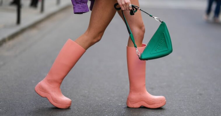 20 zapatos elegantes que puedes usar en una tormenta de verano