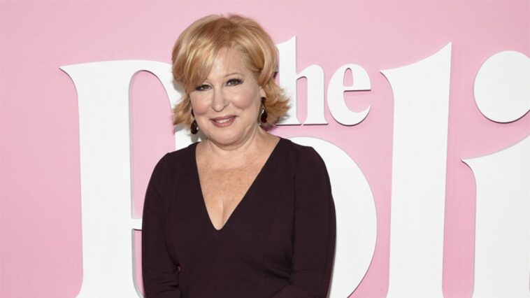 Acusan de tránsfoba a Bette Midler por un polémico tuit con el que la comparan con J.K. Rowling