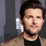 Adam Scott se une a Dakota Johnson en 'Madame Web' de Sony