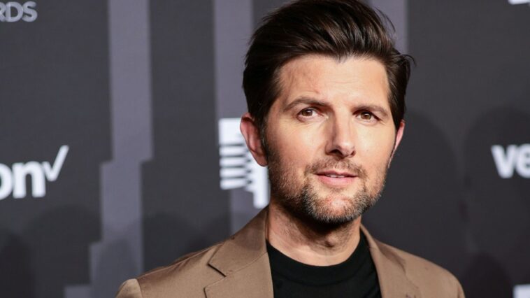 Adam Scott se une a Dakota Johnson en 'Madame Web' de Sony