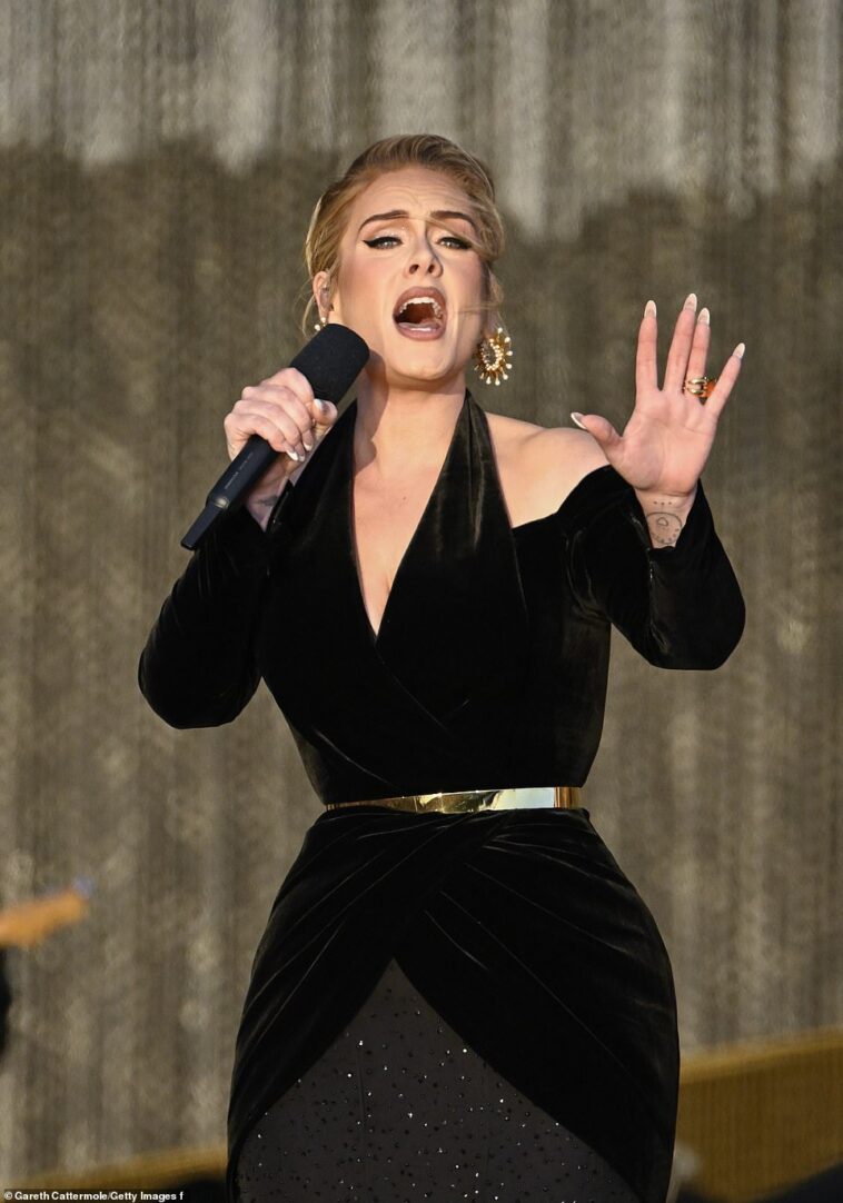 Nacida para actuar: Adele, de 34 años, se sintió abrumada por la emoción cuando subió al escenario en el Festival BST Hyde Park en Londres el viernes.