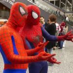 Una pareja de Spiderman posa durante la edición 2014 de Comiccon en el Palais des congrès.