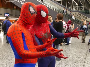 Una pareja de Spiderman posa durante la edición 2014 de Comiccon en el Palais des congrès.