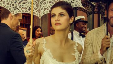 Alexandra Daddario se casa con un vestido de seda y un velo de novia hasta el suelo