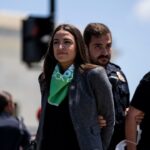 Alexandria Ocasio-Cortez y Ayanna Pressley arrestadas afuera de la Corte Suprema