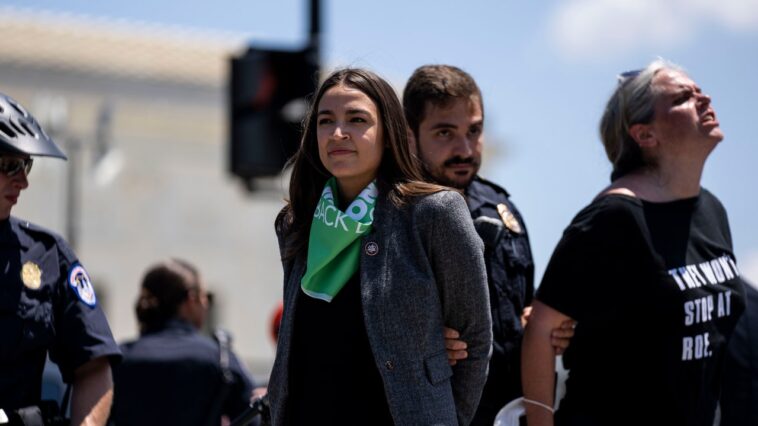 Alexandria Ocasio-Cortez y Ayanna Pressley arrestadas afuera de la Corte Suprema