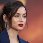 Ana de Armas lanza un beso con su manicura francesa Chrome Baby