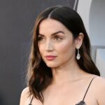 Ana de Armas optó por una "supermodelo" manicura en "el hombre gris" Estreno