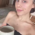 Rostro limpio: Ariana Grande, de 29 años, mostró su rostro limpio en un breve video en sus historias de Instagram mientras disfrutaba de una taza de café.  El cantante de Rain On Me etiquetó el clip '¡antes de @rembeauty!'