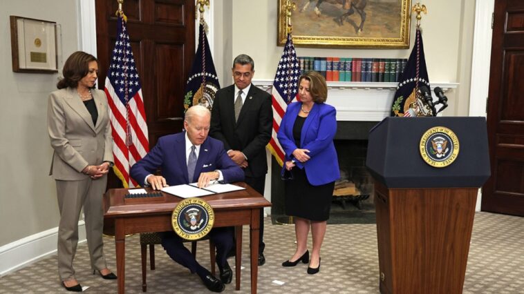Biden apasionado firma una orden ejecutiva para tratar de proteger el acceso al aborto