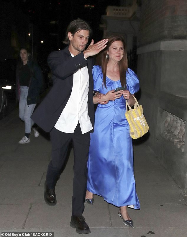 Espíritu de fiesta: Bonnie Wright, de 31 años, y Andrew Lococo lucen elegantes el domingo mientras parten de la fiesta de bodas de Olive Uniacke, ya que fueron vistos por primera vez desde sus propias nupcias.