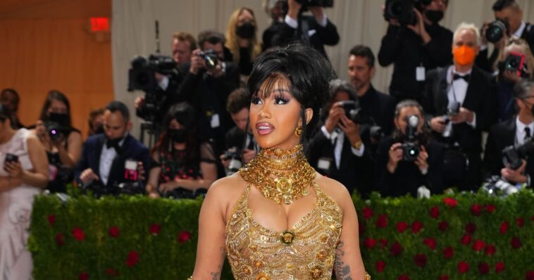 Cardi B se burla de la nueva música en una bata de baño y una toalla cristalizadas