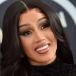 Cardi B usa un catsuit de punto recortado en su historia de portada de Vogue