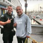 César Millán recibe advertencia de la policía por tener perros en el muelle de la playa