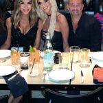 '¡Mejor noche!'  La estrella de Selling Sunset, Chrishell Stause (izq.), 'se divirtió muchísimo' en su cena sorpresa de cumpleaños en Catch Steak en West Hollywood el sábado, que fue organizada por su exnovio Jason Oppenheim (der.) y su coprotagonista Emma Hernan (m).