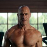 Christopher Meloni Bares All in Peloton Ad Honrando el Día Nacional del Desnudo