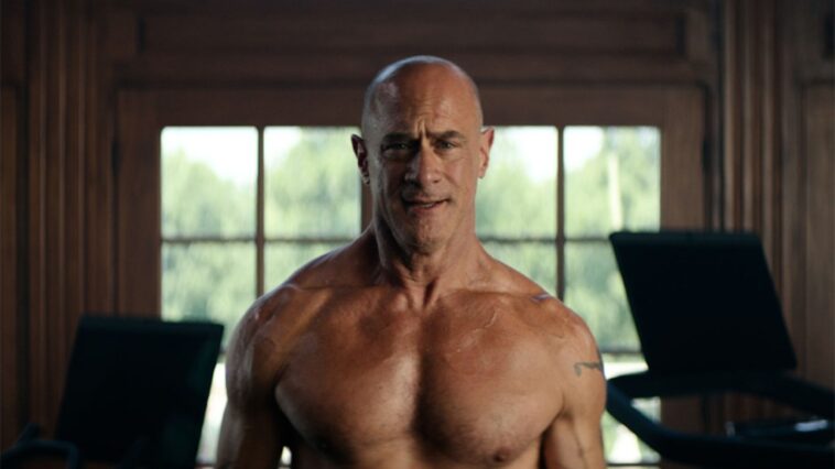 Christopher Meloni Bares All in Peloton Ad Honrando el Día Nacional del Desnudo