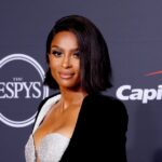 Ciara combina un vestido negro escotado con un sostén plateado en los ESPY 2022