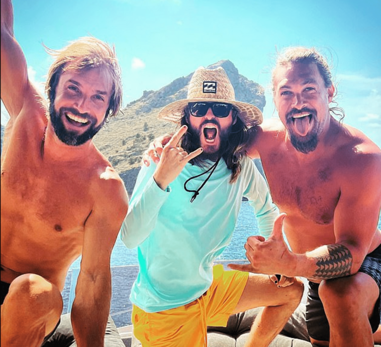 Cómo pasa el verano Jared Leto: un nuevo amor bajo el sol y divertidas selfies con Jason Momoa