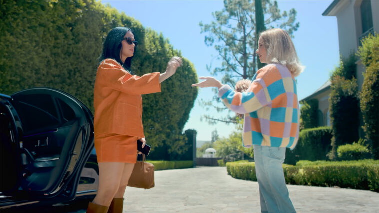 Cyn manifiesta el lujo y una 'casa con vista' con la ayuda de Katy Perry en un nuevo video