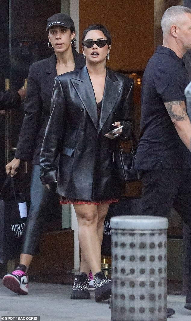 Ir de compras: la cantante pop Demi Lovato lució una chaqueta de cuero negra sobre un vestido rojo que rozaba los muslos mientras disfrutaba de una terapia de compras en Beverly Hills el martes por la tarde.