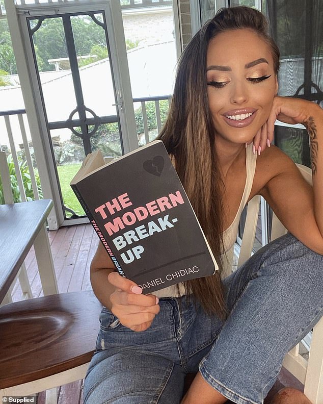 El autor de Melbourne, Daniel Chidiac, ha cautivado al mundo con su exitosa novela The Modern Break-Up.  El libro se ha vuelto viral desde su lanzamiento en 2019, vendiendo miles de copias a la semana y obteniendo el respaldo de celebridades como la novia de Married At First Sight, Elizabeth Sobinoff (en la foto).