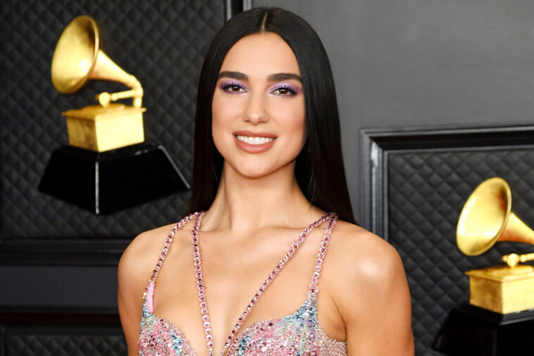 Dua Lipa trae un nuevo estilo de vestimenta para invitados de boda con botas metálicas transparentes y hasta el muslo