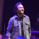 Eddie Vedder se encoge de hombros ante los problemas de la garganta mientras Pearl Jam regresa para la gira europea