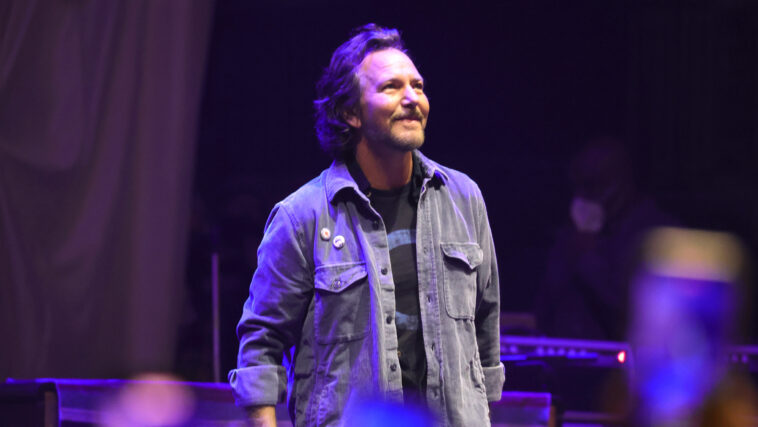 Eddie Vedder se encoge de hombros ante los problemas de la garganta mientras Pearl Jam regresa para la gira europea