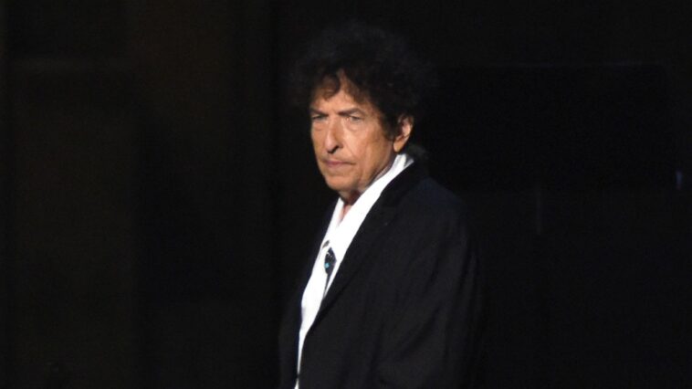 El acusador de abuso de Bob Dylan abandona el caso luego de las acusaciones de que se destruyó la evidencia