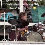Tributo: Oliver Shane Hawkins rindió homenaje a su difunto padre, el ex baterista de Foo Fighters, Taylor Hawkins, tocando la canción de la banda, My Hero, en la batería durante una fiesta.