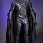 En subasta: el traje de murciélago usado por George Clooney en la película Batman & Robin (1997), completo con sus notorias mejoras en los pezones, está en subasta a través de Heritage Auctions.