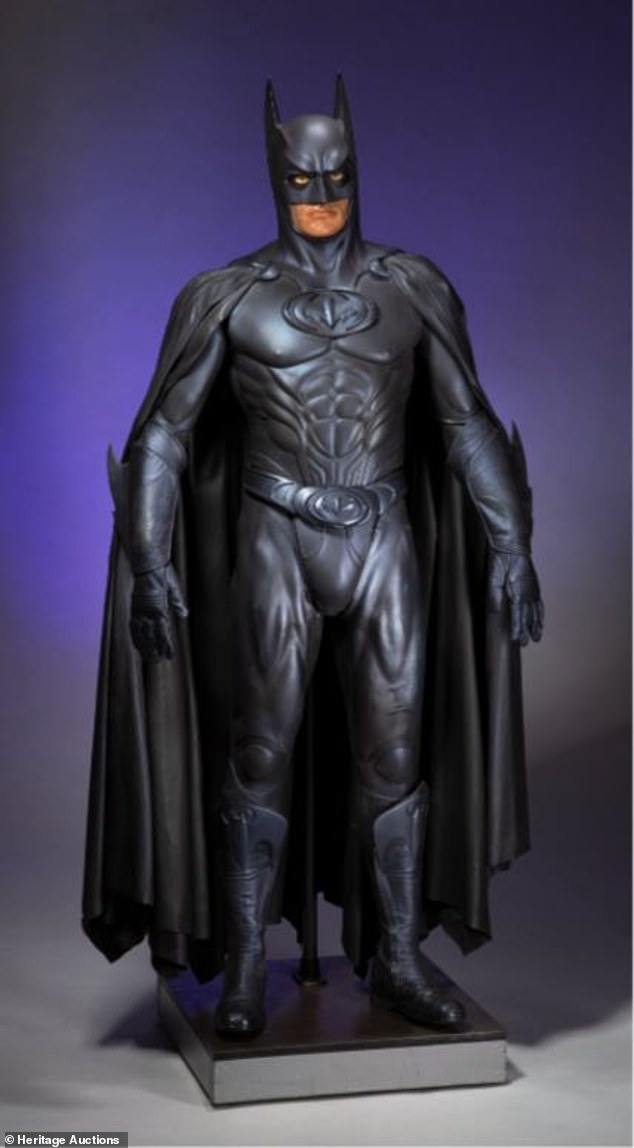 En subasta: el traje de murciélago usado por George Clooney en la película Batman & Robin (1997), completo con sus notorias mejoras en los pezones, está en subasta a través de Heritage Auctions.