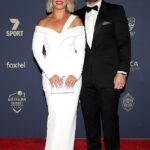 El campeón de críquet Aaron Finch y su esposa Amy han puesto su espectacular casa de Melbourne en el mercado al precio de guía de $3.6 a $3.8 millones.  Ambos en la foto