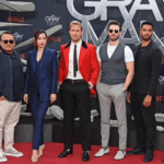 El lanzamiento de la película de acción más costosa de Netflix, The Grey Man, presentó a Ryan Gosling con una chaqueta roja, Chris Evans y Ana De Armas