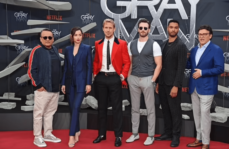 El lanzamiento de la película de acción más costosa de Netflix, The Grey Man, presentó a Ryan Gosling con una chaqueta roja, Chris Evans y Ana De Armas