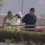 James Packer (derecha) fue visto saliendo de su propiedad en Cabo con algunos de sus amigos, que incluían a una morena glamorosa (izquierda), el jueves.