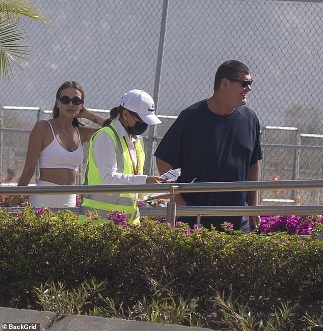 James Packer (derecha) fue visto saliendo de su propiedad en Cabo con algunos de sus amigos, que incluían a una morena glamorosa (izquierda), el jueves.