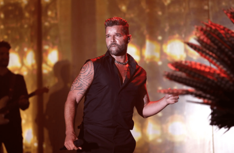 El músico de 50 años Ricky Martin se defendió con éxito en la corte contra una denuncia de acoso sexual hecha por su sobrino de 21 años, Dennis Yadiel Sánchez