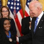 El presidente Biden entrega la Medalla Presidencial de la Libertad a Simone Biles y Denzel Washington